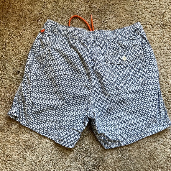 J. Crew Men’s Medium Lined Swim Shorts Summer Beach Vacation Geometric Pattern - Picture 3 of 5